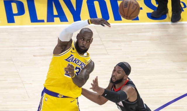 季后赛怎么打？詹姆斯来开课 残阵大比拼火箭烂到家了!