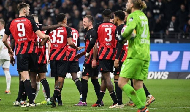 欧冠生死劫！法兰克福主场围猎利物浦：德甲猛兽撞残阵红军