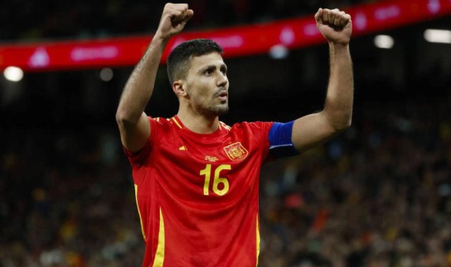 瓜帅心疼！曼城王牌罗德里连续首发，金球状态全面回归！