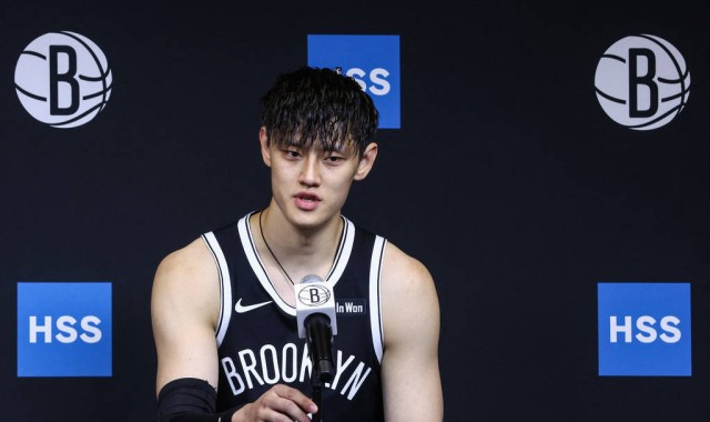 曾凡博没上场！媒体人:教练考虑饭碗 队友关心合同