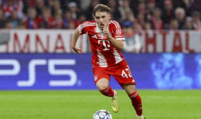 17岁边锋崛起：不断刷新欧冠德甲纪录，天赋绽放背后依靠孔帕尼的支持