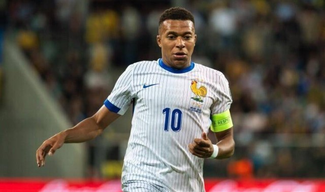 西甲最新消息，一天内，巴萨官宣莱万离队，姆巴佩因伤缺席世预赛