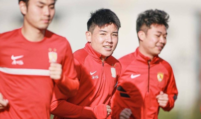 年仅21岁！曝中国男足新星正式加盟英超，已签合同，亚洲杯后官宣