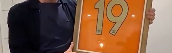 特里拍卖06年跟梅西要的球衣！为了做公益！